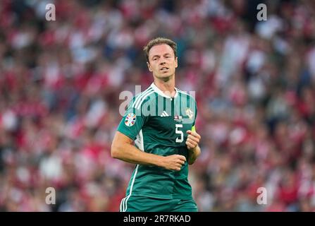 Parken, Copenhague, Danemark. 16th juin 2023. Jonny Evans (Irlande du Nord) regarde pendant un match de qualification 2023/2024 du groupe H de l'UEFA European Championship qualification, Danemark vs Irlande du Nord, à Parken, Copenhague, Danemark. Kim Price/CSM/Alamy Live News Banque D'Images