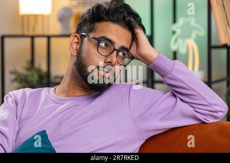 Triste homme solitaire assis à la maison semble pensive pense sur les préoccupations de vie ou l'amour sans réquence souffre de situation injuste. Hindou seul problème de type, casser vers le haut, dépression sentiment mauvais agacé brunout Banque D'Images
