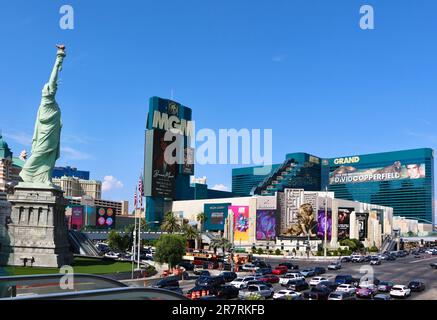 Statue de la liberté et Lion sculpture au MGM Grand Las Vegas Casino Hotel lion avec trafic sur Las Vegas Strip Paradise Las Vegas Nevada USA Banque D'Images