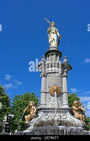 deventer, pays-bas - 2023-05-25: la fontaine wilhelmina sur la place du bord dévoilée en 1898 à l'occasion de l'augmentation de la reine wilhelmina -- Banque D'Images