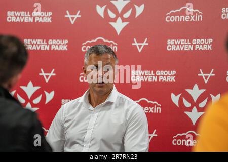 Hull, Royaume-Uni. 17th juin 2023. Finale de la coupe du défi de la Ligue de rugby de Betfred : Hull KR et Salford Red Devils. Salford Red Devils Head Coach parle au jeu de post-presse. Credit Paul Whitehurst/Alamy Live News Banque D'Images