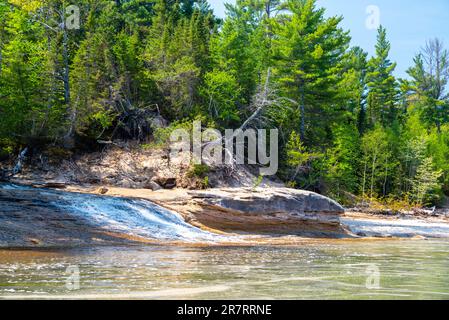 Photographie de Chapel Falls tout en explorant avec un kayak, Pictured Rocks National Lakeshore, Munising, Michigan, États-Unis. Banque D'Images