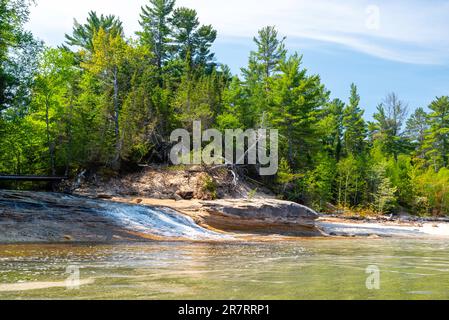 Photographie de Chapel Falls tout en explorant avec un kayak, Pictured Rocks National Lakeshore, Munising, Michigan, États-Unis. Banque D'Images