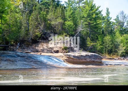 Photographie de Chapel Falls tout en explorant avec un kayak, Pictured Rocks National Lakeshore, Munising, Michigan, États-Unis. Banque D'Images