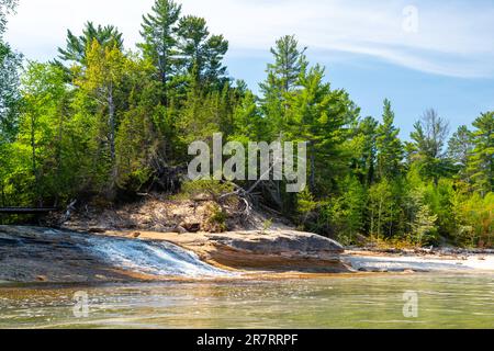 Photographie de Chapel Falls tout en explorant avec un kayak, Pictured Rocks National Lakeshore, Munising, Michigan, États-Unis. Banque D'Images