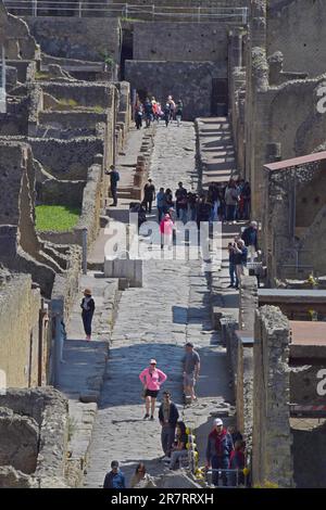 Touristes observant la ville romaine préservée d'Herculaneumm enterrée dans l'éruption du Vésuve de AD79, Ercolano, Italie Banque D'Images