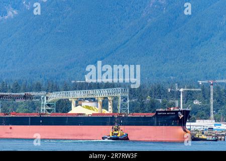Vancouver, C.-B., Canada-juillet 2022; vue sur le port de Vancouver vers un navire de transport de vrac amarré au North Vancouver Sulphur Works avec North Shore Banque D'Images