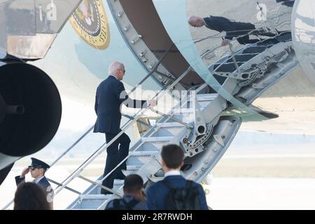 États-Unis. 17th juin 2023. Le président des États-Unis Joe Biden est à bord de la Force aérienne One à la base mixte Andrews, 17 juin 2023, qui se dirigeait vers des événements à Philadelphie. Crédit: Chris Kleponis/Pool via CNP crédit: Abaca Press/Alay Live News Banque D'Images
