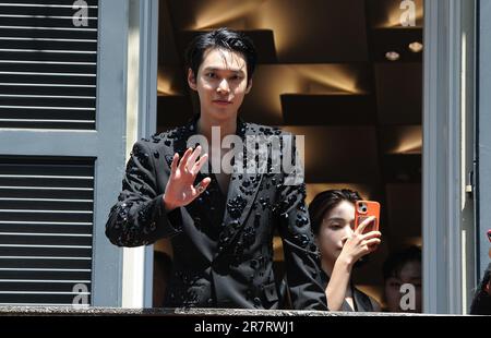 Milan, . 17th juin 2023. Milan, 17-06-2023 Kim Dong Young, chanteur et chef d'orchestre sud-coréen de 27 ans, membre du groupe NCT, connu professionnellement sous le nom de DOYOUNG, arrive au centre de la boutique DOLCE & GABBANA, parmi l'enthousiasme de la foule qui attend des heures. Crédit : Agence photo indépendante/Alamy Live News Banque D'Images