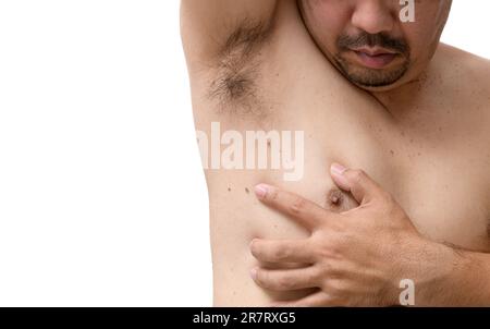 Gros plan sur les étiquettes de la peau de l'homme sous les aisselles et les côtés du corps isolé sur fond blanc, concept de peau de soins de santé Banque D'Images