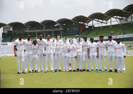 Une photo de groupe de l'équipe de test du bangladesh comme Bangladesh a Bowled out Afghanistan pour 115 courses dans la première session le quatrième jour du seul test pour gagner le m Banque D'Images