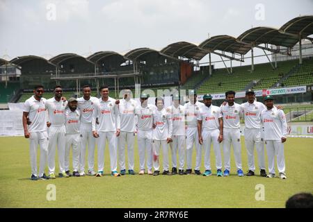 Une photo de groupe de l'équipe de test du bangladesh comme Bangladesh a Bowled out Afghanistan pour 115 courses dans la première session le quatrième jour du seul test pour gagner le m Banque D'Images