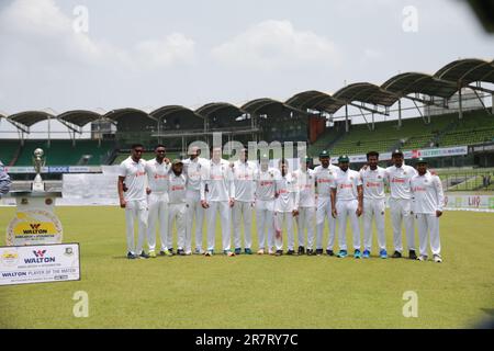 Une photo de groupe de l'équipe de test du bangladesh comme Bangladesh a Bowled out Afghanistan pour 115 courses dans la première session le quatrième jour du seul test pour gagner le m Banque D'Images