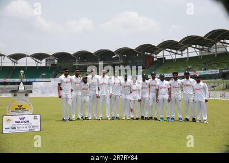 Une photo de groupe de l'équipe de test du bangladesh comme Bangladesh a Bowled out Afghanistan pour 115 courses dans la première session le quatrième jour du seul test pour gagner le m Banque D'Images