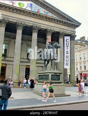 Glasgow, Écosse, Royaume-Uni 17th juin 2023. COUPEZ et DIRIGEZ l'exposition Banksy à la statue du duc à tête conique de Wellington, à l'extérieur de GOMA, la Galerie d'art moderne, a ouvert ses portes aujourd'hui. Crédit Gerard Ferry/Alay Live News Banque D'Images