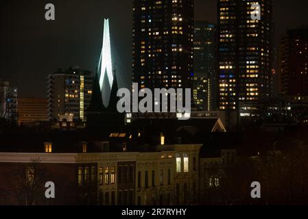 Rotterdam, pays-Bas - Pont Erasmus par Ben van Berkel, vue de nuit sur la ville Banque D'Images