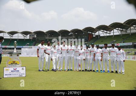 Une photo de groupe de l'équipe de test du bangladesh comme Bangladesh a Bowled out Afghanistan pour 115 courses dans la première session le quatrième jour du seul test pour gagner le m Banque D'Images