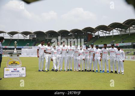 Une photo de groupe de l'équipe de test du bangladesh comme Bangladesh a Bowled out Afghanistan pour 115 courses dans la première session le quatrième jour du seul test pour gagner le m Banque D'Images