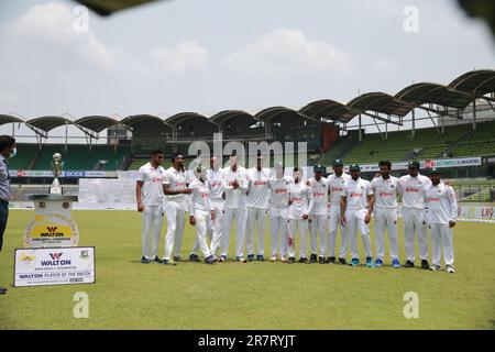 Une photo de groupe de l'équipe de test du bangladesh comme Bangladesh a Bowled out Afghanistan pour 115 courses dans la première session le quatrième jour du seul test pour gagner le m Banque D'Images