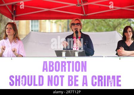 Le député travailliste Stella Creasy de Westminster, prenant la parole après une marche des cours royales de justice à Westminster, Londres, en appelant à la décriminalisation de l'avortement. Date de la photo: Samedi 17 juin 2023. Banque D'Images