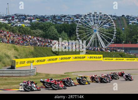 Hohenstein Ernstthal, Allemagne. 17th juin 2023. Motorsport/moto, Grand Prix d'Allemagne, course de sprint à la Sachsenring. Le champ des cavaliers entre dans l'Omega. Credit: Jan Woitas/dpa/Alay Live News Banque D'Images