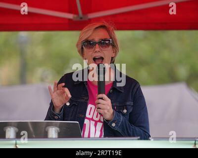 Le député travailliste Stella Creasy de Westminster, prenant la parole après une marche des cours royales de justice à Westminster, Londres, en appelant à la décriminalisation de l'avortement. Date de la photo: Samedi 17 juin 2023. Banque D'Images