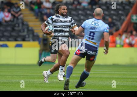 Hull, Royaume-Uni. 17th juin 2023. Chris Satae #10 de Hull FC porte le ballon en avant pendant le match de la coupe du défi de Betfred Hull FC vs St Helens au MKM Stadium, Hull, Royaume-Uni, 17th juin 2023 (photo de James Heaton/News Images) à Hull, Royaume-Uni, le 6/17/2023. (Photo de James Heaton/News Images/Sipa USA) crédit: SIPA USA/Alay Live News Banque D'Images