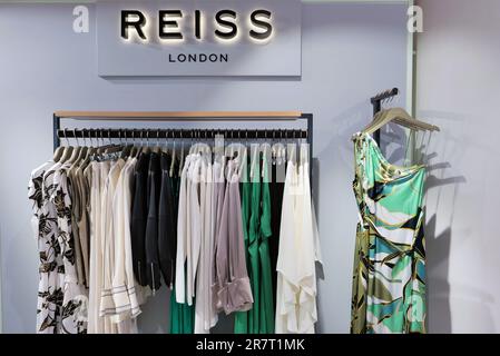 VÊTEMENTS REISS LONDON EXPOSÉS À L'INTÉRIEUR DE LA BOUTIQUE DE MODE Banque D'Images