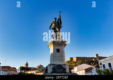 Statue d'Hernan Cortes dans son lieu de naissance, derrière le château de Medellin dans la lumière du soir, Estrémadure, Espagne Banque D'Images