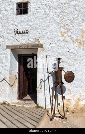 Sculpture en face d'une entrée, Consuegra Windmill, Monument, route de Don Quichotte, province de Tolède, Castilla-la Mancha, Espagne Banque D'Images