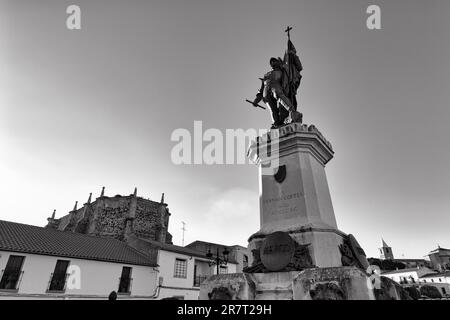 Statue de Hernan Cortes dans son lieu de naissance, monochrome, Medellin, Estrémadure, Espagne Banque D'Images