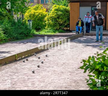 Trois vieux hommes jouant Boules (Pétanque) dans la ville de Rouen, France Banque D'Images