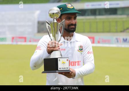 Litton Das détient le trophée de match de test solitaire alors que Litton Das (2nd à droite) détient le trophée de match de test solitaire le long des cinq pates de gauche Taskin Ahmed, EB Banque D'Images