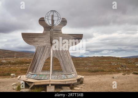 Sculpture avec globe, centre d'accueil du cercle arctique, temps ensoleillé, parc national de Saltfjellet-Svartisen, Rana, Nordland, Norvège Banque D'Images