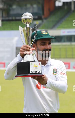 Litton Das détient le trophée de match de test solitaire alors que Litton Das (2nd à droite) détient le trophée de match de test solitaire le long des cinq pates de gauche Taskin Ahmed, EB Banque D'Images