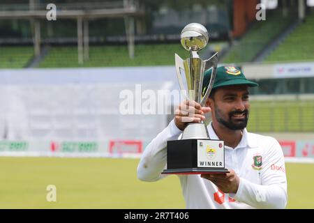 Litton Das détient le trophée de match de test solitaire alors que Litton Das (2nd à droite) détient le trophée de match de test solitaire le long des cinq pates de gauche Taskin Ahmed, EB Banque D'Images