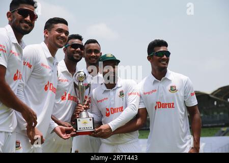 Litton Das (2nd à droite) détient le trophée du match de test solitaire le long des cinq pacers de gauche Taskin Ahmed, Ebadot Hossain, Sharitful Islam et Uncaped Mushfi Banque D'Images