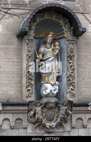 Sculpture de notre-Dame sur la Lune du croissant sur la façade principale de l'église romane de notre-Dame, Coblence, Rhénanie-Palatinat, Allemagne Banque D'Images