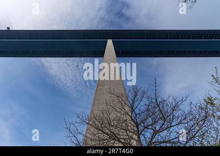 Un pont autoroutier de 61 au-dessus de la Moselle près de Koblenz, Rhénanie-Palatinat, Allemagne Banque D'Images