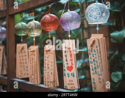 https://l450v.alamy.com/450vfr/2r7t4kw/decoration-de-carillon-de-vent-japonais-pour-prier-bonne-chance-2r7t4kw.jpg