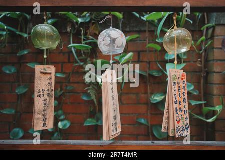 Décoration de carillon de vent japonais pour prier bonne chance Photo Stock  - Alamy