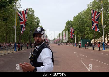 Londres, Royaume-Uni. 17th juin 2023. Les fans de Royal regardent un flicast de 70 avions au-dessus du Mall pour célébrer l'anniversaire de sa Majesté le Roi Charles III, son premier depuis l'ascension du trône. (Photo de Joao Daniel Pereira/Sipa USA) crédit: SIPA USA/Alay Live News Banque D'Images