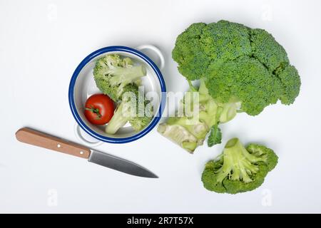 Brocoli (Brassica oleracea var italica) et couper les bouquets de brocoli dans la peau Banque D'Images