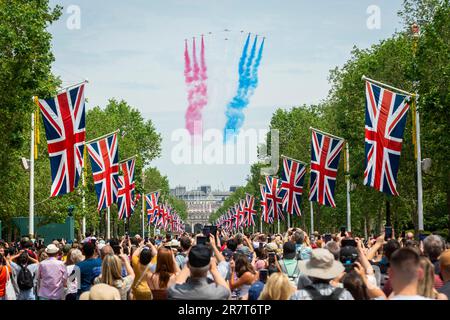 Londres, Royaume-Uni. 17 juin 2023. Les membres du public dans le Mall regardent un flipper par les flèches rouges après avoir trooping la couleur où le roi Charles a pris le salut. Plus de 1 400 soldats en parachute, 200 chevaux et 400 musiciens participent à la cérémonie de Trooping the Color (défilé d'anniversaire du Roi) pour marquer l'anniversaire officiel du souverain et cette année sera le premier défilé d'anniversaire du règne du Roi Charles III. Credit: Stephen Chung / Alamy Live News Banque D'Images