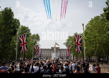 Londres, Royaume-Uni. 17 juin 2023. Les membres du public dans le Mall regardent un flipper par les flèches rouges après avoir trooping la couleur où le roi Charles a pris le salut. Plus de 1 400 soldats en parachute, 200 chevaux et 400 musiciens participent à la cérémonie de Trooping the Color (défilé d'anniversaire du Roi) pour marquer l'anniversaire officiel du souverain et cette année sera le premier défilé d'anniversaire du règne du Roi Charles III. Credit: Stephen Chung / Alamy Live News Banque D'Images