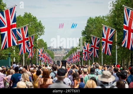 Londres, Royaume-Uni. 17 juin 2023. Les membres du public dans le Mall regardent un flipper par les flèches rouges après avoir trooping la couleur où le roi Charles a pris le salut. Plus de 1 400 soldats en parachute, 200 chevaux et 400 musiciens participent à la cérémonie de Trooping the Color (défilé d'anniversaire du Roi) pour marquer l'anniversaire officiel du souverain et cette année sera le premier défilé d'anniversaire du règne du Roi Charles III. Credit: Stephen Chung / Alamy Live News Banque D'Images