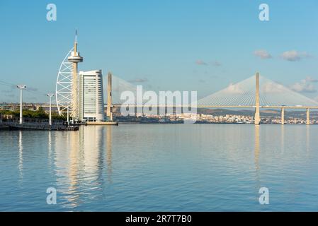 La tour Vasco da Gama et le pont de câble Vasco da Gama dans le nouveau quartier Parc des Nations au nord de Lisbonne Banque D'Images