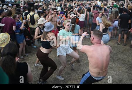 17 juin 2023, Basse-Saxe, Scheeßel: Fête et danse au Festival Hurricane 2023 sur le terrain. Un total de 80 concerts sur quatre niveaux sont prévus jusqu'en 18.06.2023. Le festival de musique rock « Hurricane » est l'un des plus grands festivals allemands en plein air. Photo: Lars Penning/dpa Banque D'Images