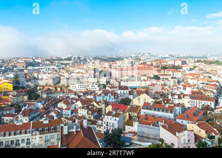 Vue sur la vieille ville de Lisbonne au nouveau quartier postmoderne avec les tours Amoreiras dans le nord-ouest de la ville Banque D'Images