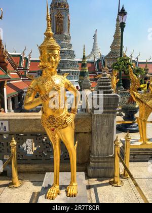 Statue d'un Kinnara à Wat Phra Kaew à Bangkok, Thaïlande. Dans la mythologie de l'Asie du Sud-est, les Kinnaris sont représentés comme des créatures demi-oiseau, demi-femme Banque D'Images